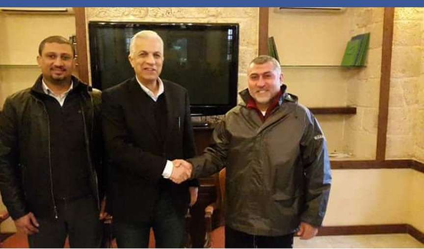 محروس مصافحاً قمر الدين.