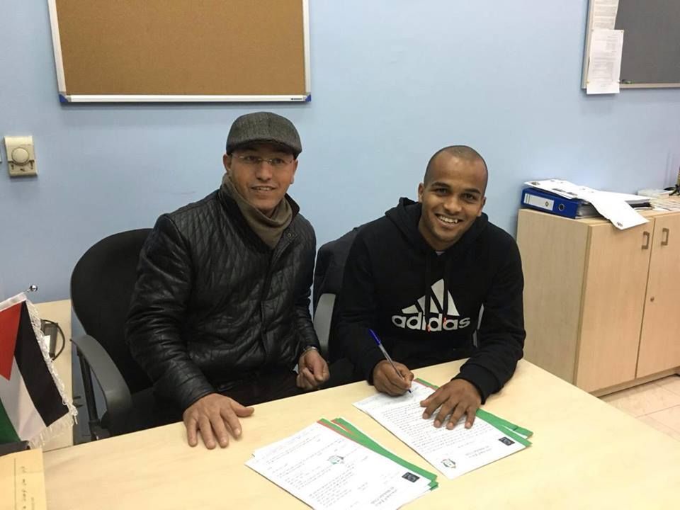 فادي عوض خلال توقيعه على عقده اليوم