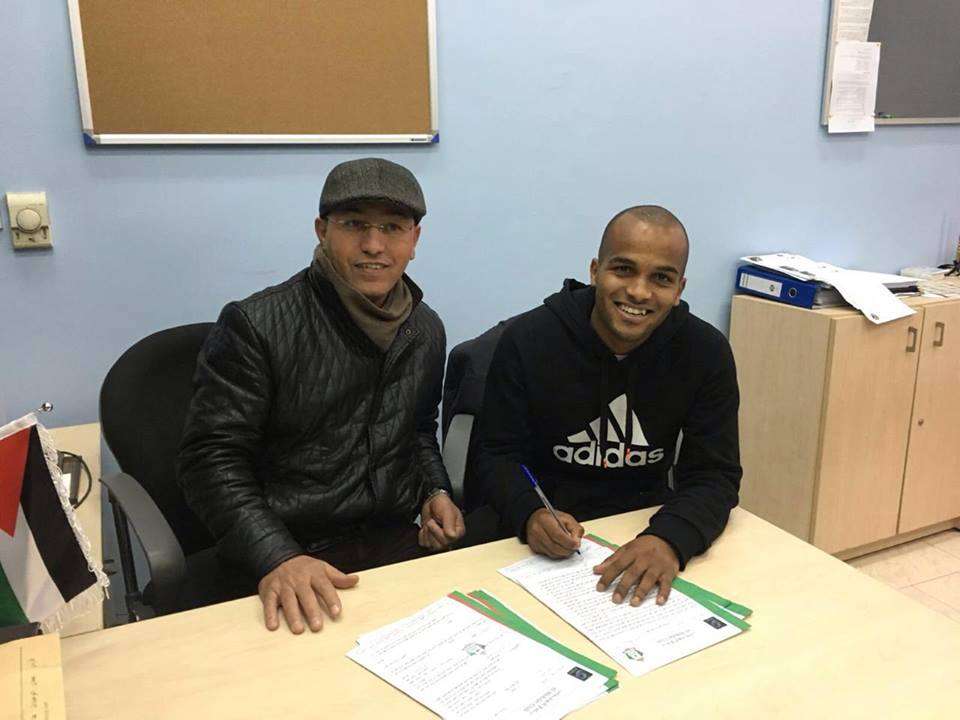 فادي عوض خلال توقيعه على عقده اليوم