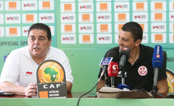 حاتم الميساوي والى جانبه الملحق الإعلامي للاتحاد التونسي لكرة القدم قيس رقاز