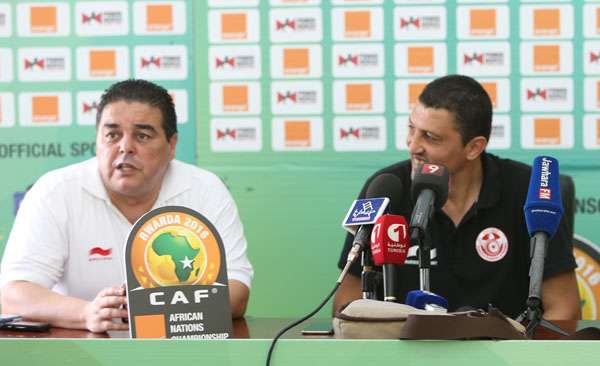 حاتم الميساوي والى جانبه الملحق الإعلامي للاتحاد التونسي لكرة القدم قيس رقاز