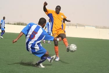 مهاجم ف.س.نواذيبو عليو عبد الله باري مع لاعب النصر بابا ولد محمد الأمين