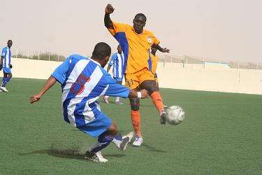 مهاجم ف.س.نواذيبو عليو عبد الله باري مع لاعب النصر بابا ولد محمد الأمين