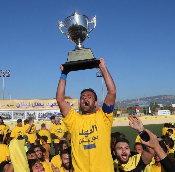 عطوي يرفع كأس الدوري اللبناني الموسم الماضي