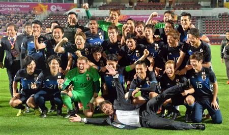 فرحة لاعبو منتخب اليابان بعد تأهلهم إلى أولمبياد ريو 2016