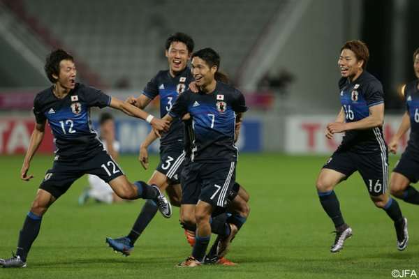 فرحة لاعبو منتخب اليابان بعد فوزهم على العراق