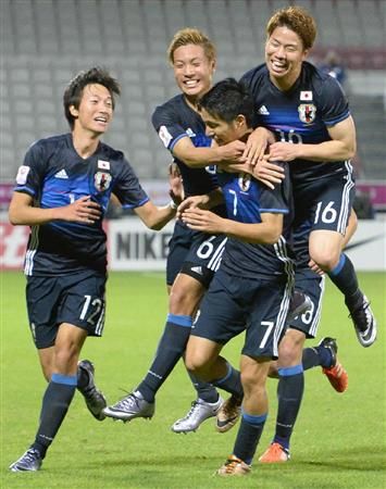 فرحة لاعبو منتخب اليابان الأولمبي بعد فوزهم على العراق