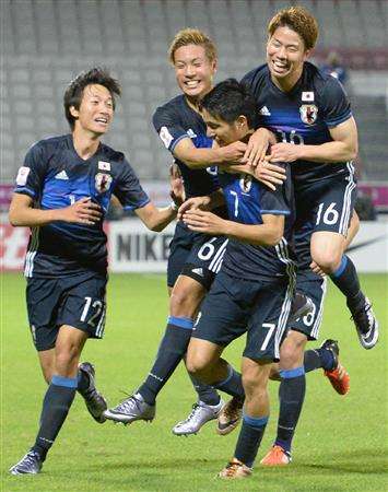 فرحة لاعبو منتخب اليابان الأولمبي بعد فوزهم على العراق