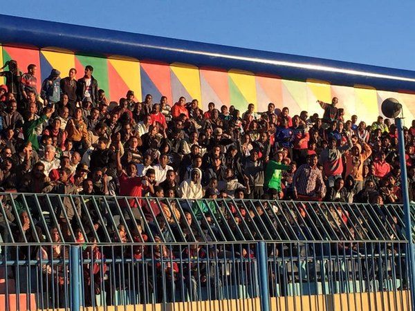 من الجماهير الحاضرة في الملعب الان