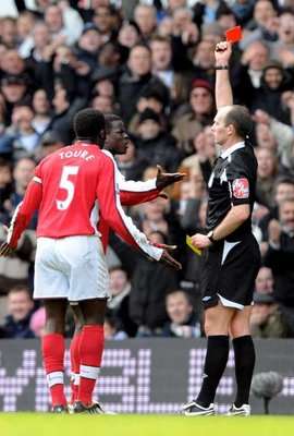 الحكم يوجه البطاقة الحمراء لإيبوي