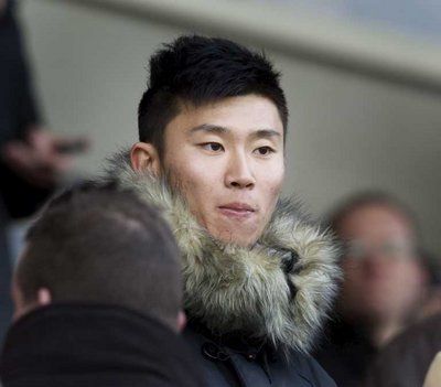 لاعب إيندهوفن الجديد الصيني تشو هاي تواجد في المدرجات