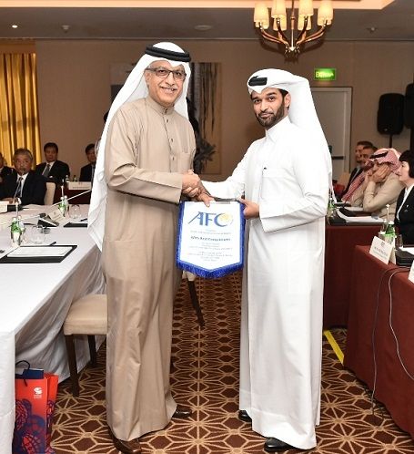  الشيخ سلمان يسلم علم الإتحاد القاري إلى حسن الذوادي