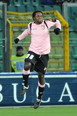 سيمبليسيو يحتفل بهدفه بعد تمريرة ميكولي الرائعة