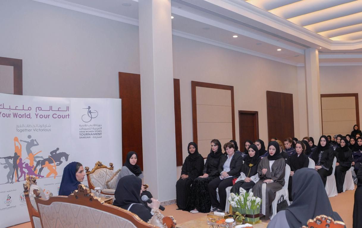 جانب من لقاء الشيخة جواهر مع ندى النقبي، ولاعبات الأندية الإماراتية