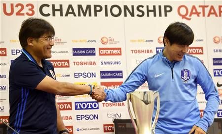 الياباني تيغوراموري (يسار) مع شين تاي يونغ في المؤتمر الصحفي