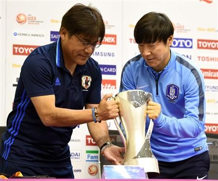 تيغوراموري وشين تاي يونغ يتعاونان في وضع كاس آسيا على طاولة المؤتمر الصحفي