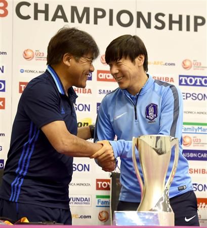 المدربان يتبادلان الضحك بعد نهاية المؤتمر الصحفي