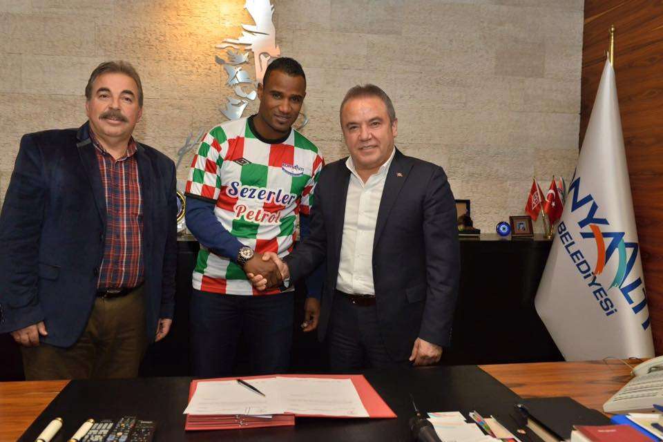 علي الزيتوني يحمل قميص فريقه الجديد بعد امضاء العقد 