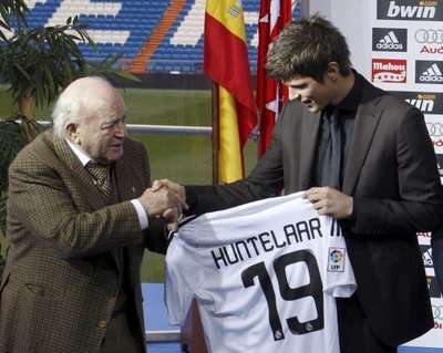 كلاس يان هونتلار لحظة استلامه قميص ريال مدريد من الأسطورة دي ستيفانو