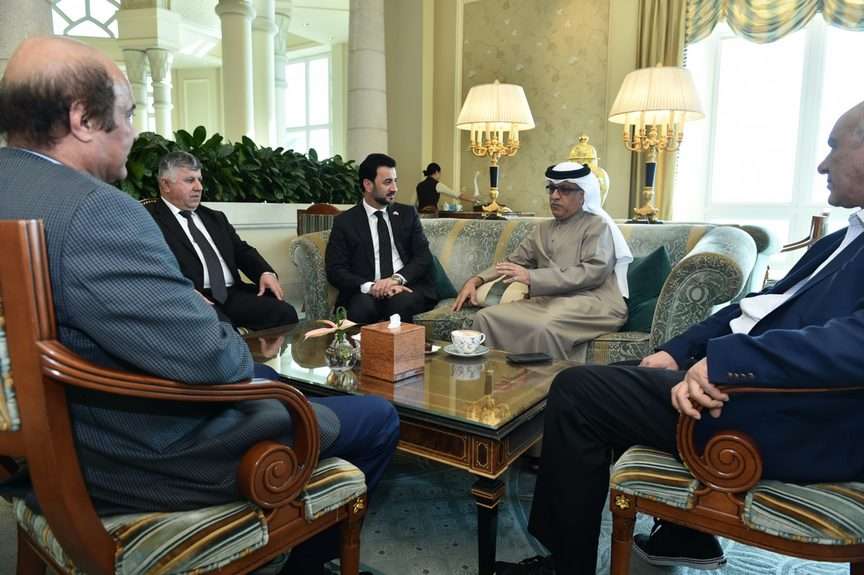 الشيخ سلمان بن ابراهيم خلال استقباله الوفد العراقي