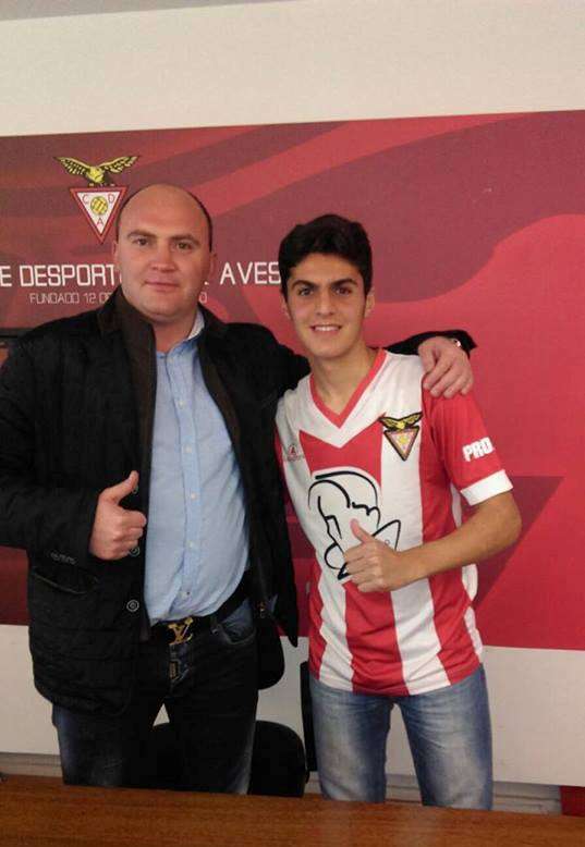 من توقيع أنس عاجي لآفيش البرتغالي