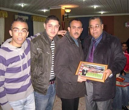 منادي رئيس اتحاد عنابة ( يمين ) رفقة اعضاء الصحيفة 