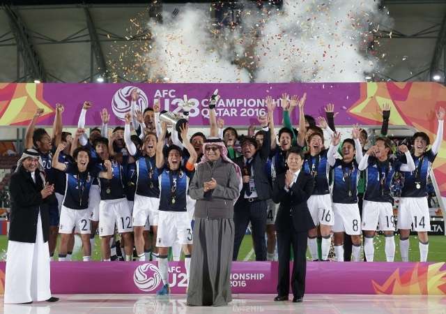 فرحة لاعبو منتخب اليابان الأولمبي بكأس آسيا 2016