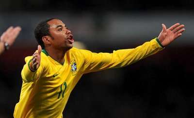 المتألق روبينهو يحتفل بهدفه الجميل بمرمى بوفون