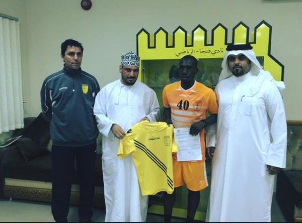 اللاعب مصطفى دياو خلال تقديمه في النادي العماني