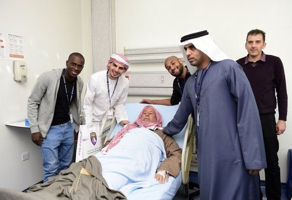 زيارة لاعبي العين الإماراتي لمستشفى الإمارات