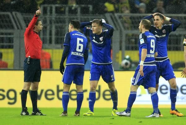 لاعبو فريق يعترضون على الحكم