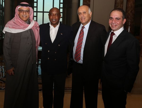 الرجوب يتوسط المرشحين الثلاثة