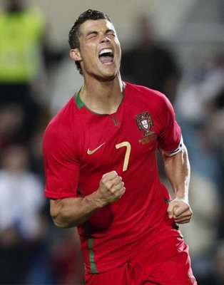 رونالدو سعيد بعد احرازه هدف الفوز للبرتغال