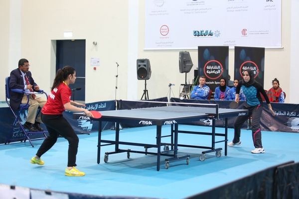 صورة لمنافسات البحرين والجزائر في لعبة كرة الطاولة