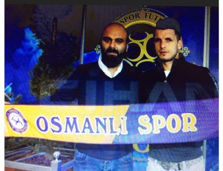 الشربيني يحتفي بتوقيعه لاوسمانلي سبور التركي