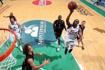 لقطة من مبارة امس بين سيينا وبطل اوروبا سيسيكا موسكو