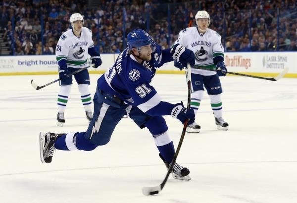 2015-12-23t024219z_1017970115_nocid_rtrmadp_3_nhl-vancouver-canucks-at-tampa-bay-lightning_reuters