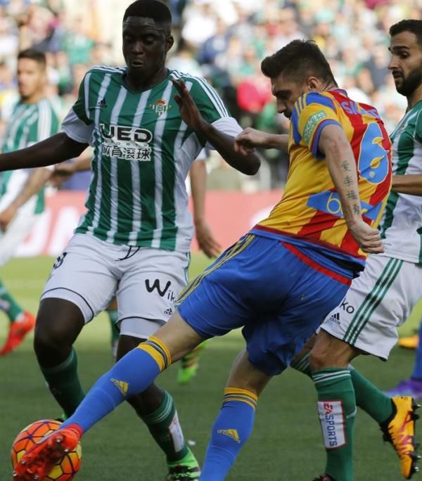 جييرمي سيكيرا في صراع على الكرة مع لاعب ريال بيتيس ألفريد نيداي اليوم في الليجا.