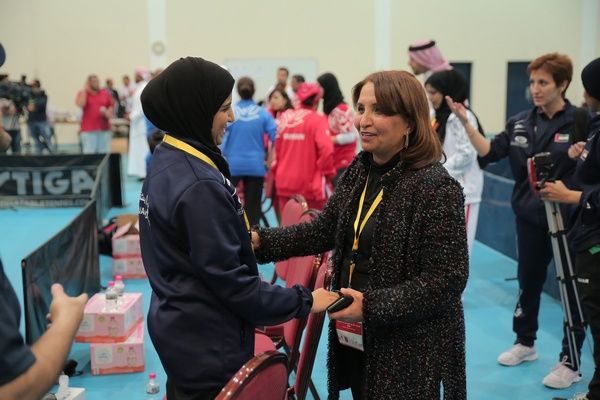 الشيخة حياة بنت عبد العزيز آل خليفة مع لاعبة كرة الطاولة مجد البلوشي