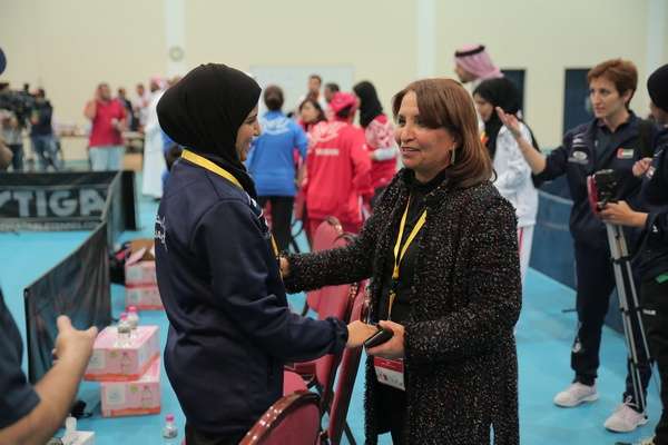 الشيخة حياة بنت عبد العزيز آل خليفة مع لاعبة كرة الطاولة مجد البلوشي