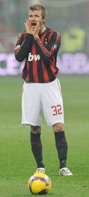 بـيـكـهـام بـقـمـيـص الـمـيـلان