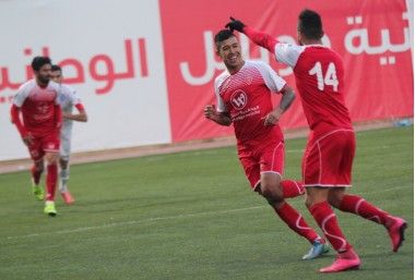 لاعبو أهلي الخليل يحتفلون  بالفوز الكبير على بلاطة