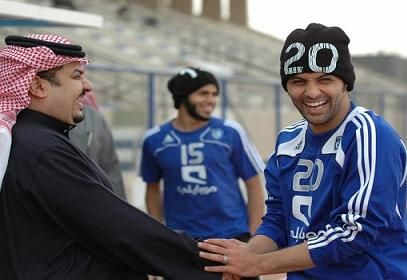 ابتسامة متبادلة بين بن مساعد والقحطاني قبل بداية التمرين (المركز الإعلامي بنادي الهلال)