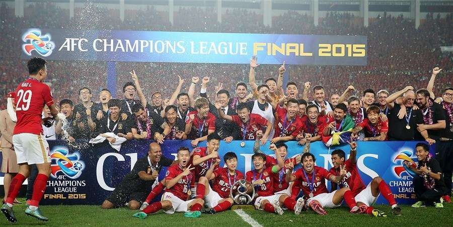 فوز فريق غوانغزو إيفرغراند الصيني بلقب العام الماضي 2015