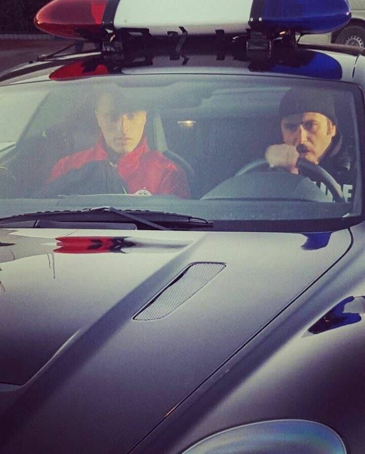 احمد العكايشي (على اليسار)خلال اداء دور في السلسلة البوليسية 