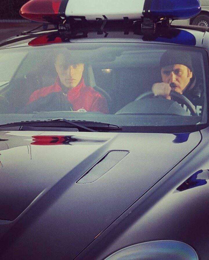 احمد العكايشي (على اليسار)خلال اداء دور في السلسلة البوليسية 