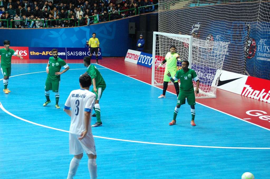 من مباراة السعودية وأوزبكستان