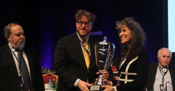 آنا ليناني تستلم الجائزة