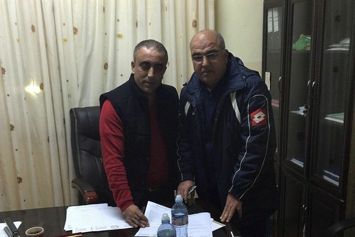 غرايبة خلال توقيعه العقد اليوم