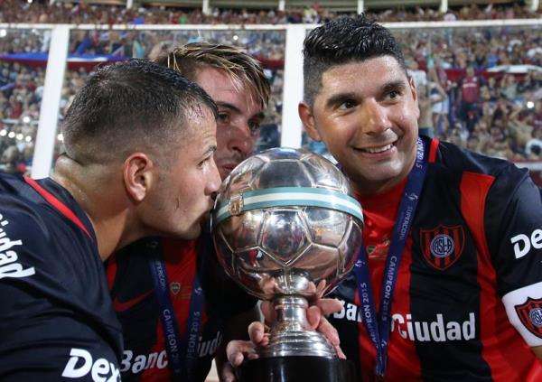 لاعبو سان لورنزو مع كأس السوبر